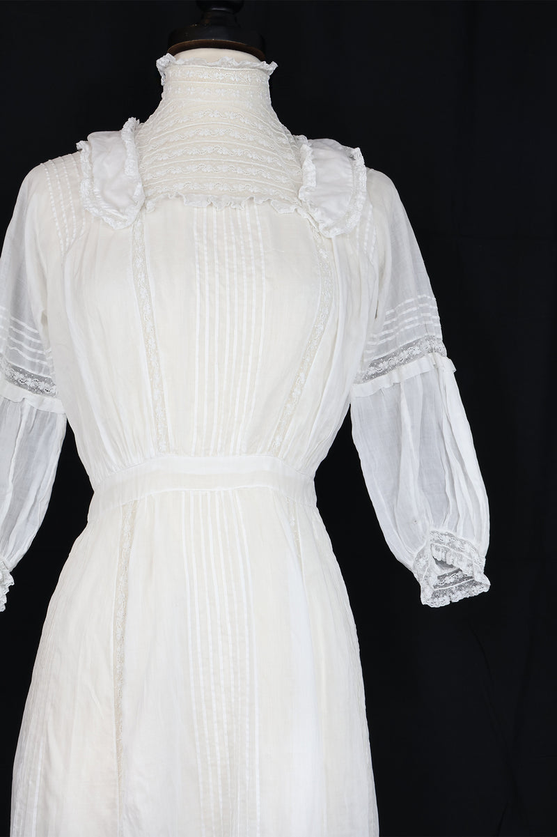 Antique 1912 Graduation Gown with Lace 'Epaulets' - Sz 0/2