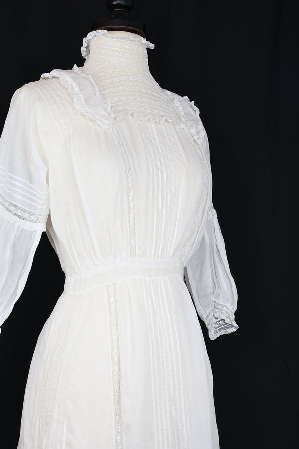 Antique 1912 Graduation Gown with Lace 'Epaulets' - Sz 0/2